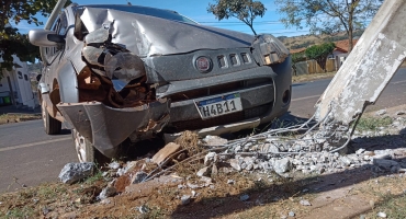 Motorista de 78 anos cochila ao volante e colide contra poste de iluminação pública em Patos de Minas