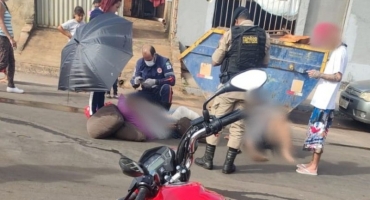 Condutor de motocicleta colide veículo contra caçamba e passageira sofre fratura exposta