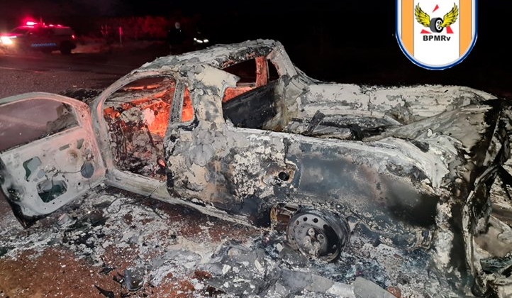 Carro de funerária que levava corpo de Patrocínio para Coromandel incendeia após atropelar cavalo solto na pista