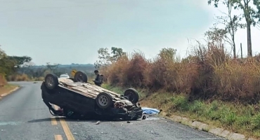 Motorista embriagado capota veículo na LMG-740 no município de Lagoa Grande e passageira morre 