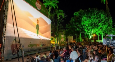 Cine Família na Praça leva experiência de cinema a céu aberto para Patos de Minas e outras três cidades do interior mineiro
