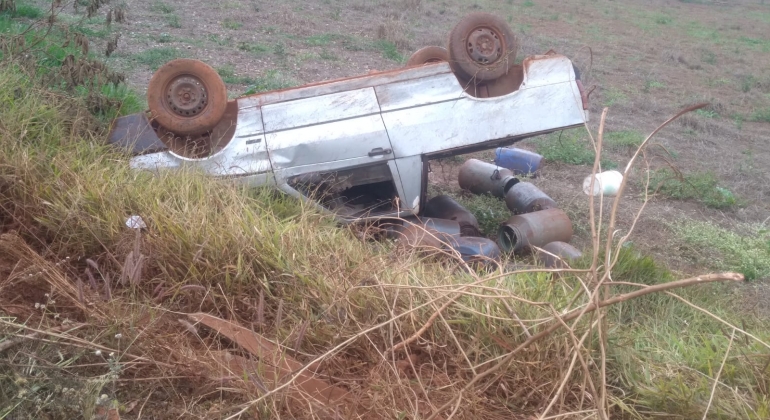 Motorista perde controle direcional na estrada do Monjolinho e capota veículo