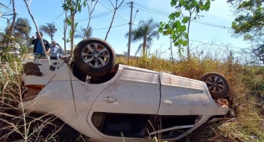 Veículo com placas de Lagoa Formosa capota na PMS-020 no distrito industrial de Patos de Minas 