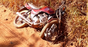 Condutor de motocicleta com sintomas de embriaguez e usando celular bate em veículo de carga e fica ferido 