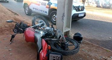 Motoqueiro trafegando na contramão em Patos de Minas colide contra poste de iluminação pública e fica gravemente ferido