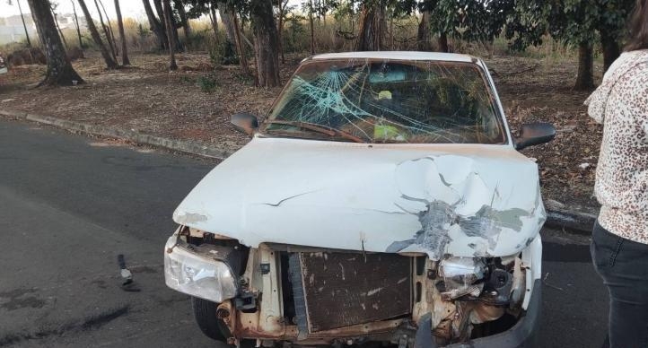 Motorista inabilitado passa mal e bate carro contra poste de iluminação pública em Patos de Minas