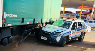 Viatura da Polícia Militar de Lagoa Formosa se envolve em acidente durante atendimento de ocorrência de estelionato  