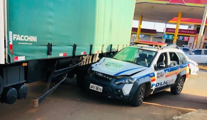 Viatura da Polícia Militar de Lagoa Formosa se envolve em acidente durante atendimento de ocorrência de estelionato  