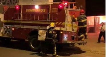 Corpo de Bombeiros de Patos de Minas combate incêndio em fábrica de móveis na Avenida JK