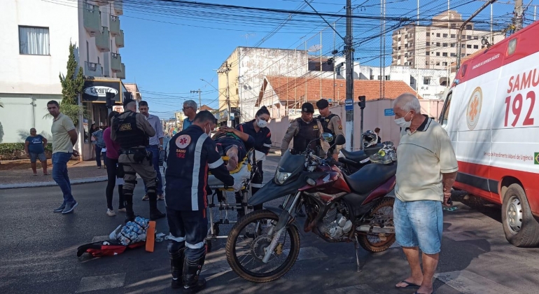 Motoqueiro de 51 anos sofre fratura exposta durante acidente envolvendo automóvel em Patos de Minas 