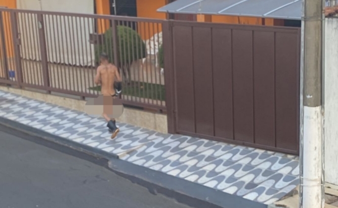 Rapaz com problemas mentais assusta moradores de Patos de Minas ao andar pelas ruas pelado e segurando uma faca 