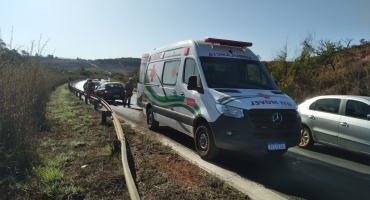 Condutora de Carmo do Paranaíba perde controle direcional na BR-354, atravessa pista e atinge guard-rail 