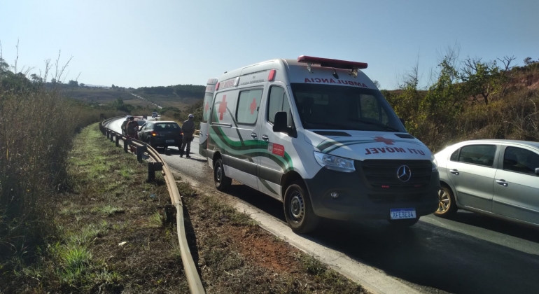 Condutora de Carmo do Paranaíba perde controle direcional na BR-354, atravessa pista e atinge guard-rail 