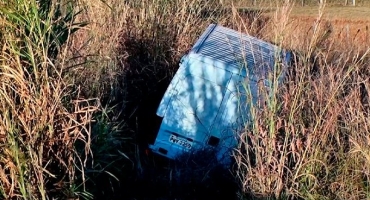 Van sai da pista na BR-365 em Patos de Minas durante teste após revisão mecânica 