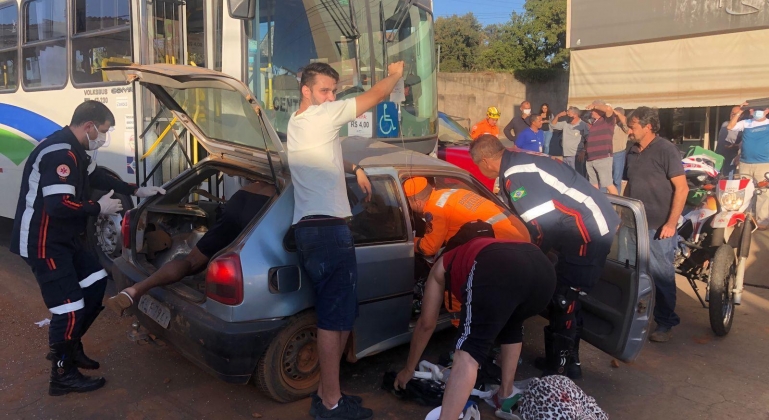 Automóvel é atingido por ônibus após avançar parada obrigatória em cruzamento em Patos de Minas