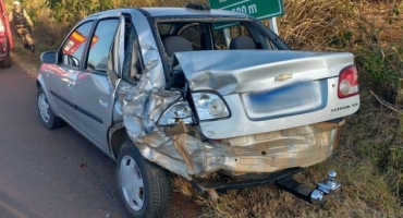 Mulher de 46 anos fica ferida em acidente ente carro e caminhão na BR-354