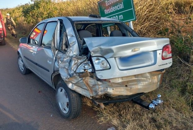 Mulher de 46 anos fica ferida em acidente ente carro e caminhão na BR-354