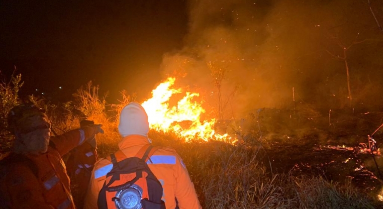 Corpo de Bombeiros de Patos combate incêndio que consumiu 20 hectares de vegetação em Patos de Minas