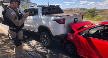 Automóveis ficam danificados em engavetamento ocorrido na Avenida JK em Patos de Minas 