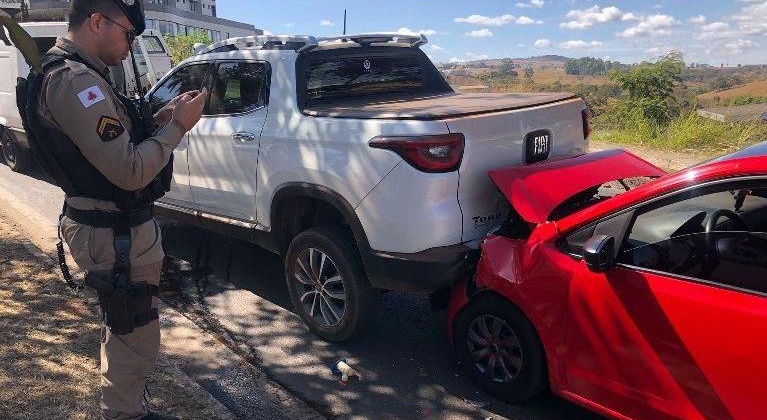 Automóveis ficam danificados em engavetamento ocorrido na Avenida JK em Patos de Minas 