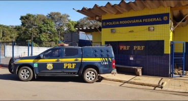 PRF apreende meio quilo de “skunk” durante abordagem na BR-365 em Patos de Minas