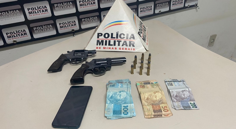 Carmo do Paranaíba – Polícia Militar prende dois homens por porte ilegal de arma de fogo