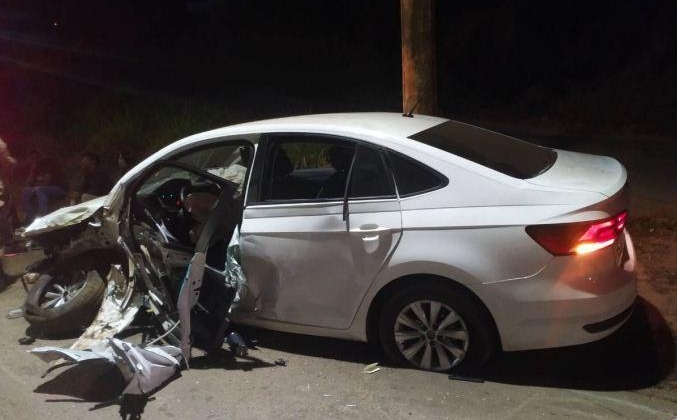 Motorista inabilitado e com sintomas de embriaguez colide contra árvores na Avenida Fátima Porto em Patos de Minas 