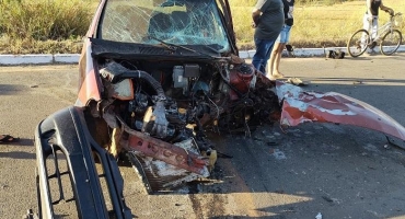 Câmera filma momento em que veículos colidem frontalmente no trevo da BR-365 com a LMG-743 