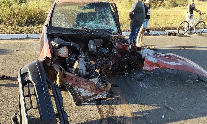 Câmera filma momento em que veículos colidem frontalmente no trevo da BR-365 com a LMG-743 