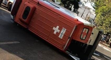 Ambulância tomba após ser atingida por automóvel no centro de Presidente Olegário 