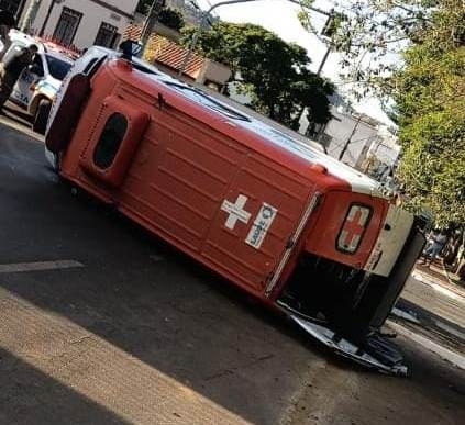 Ambulância tomba após ser atingida por automóvel no centro de Presidente Olegário 