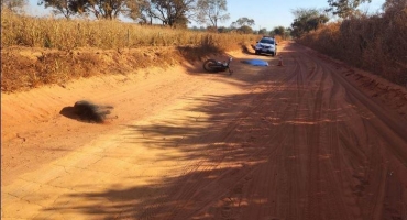 Motoqueiro de 22 anos morre ao atropelar cão e sofrer queda do veículo numa estrada vicinal de Lagoa Grande