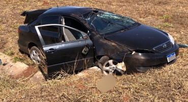 Motorista capota veículo no trevo da BR-365 com a MGC-354 em Patos de Minas 