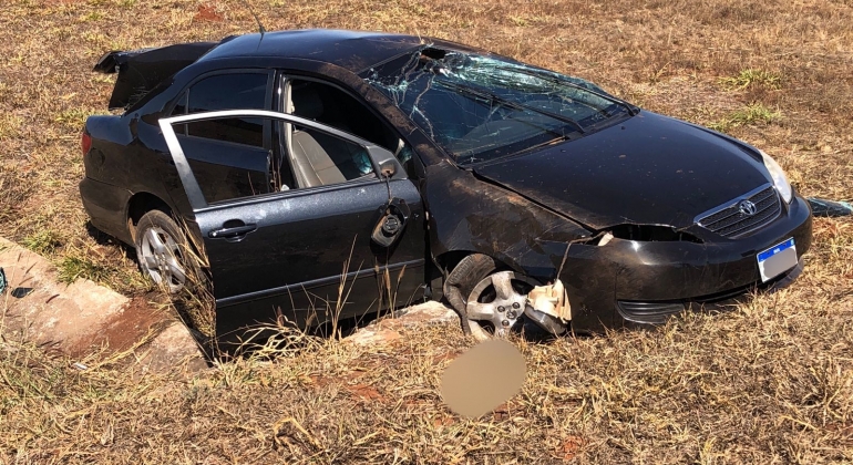 Motorista capota veículo no trevo da BR-365 com a MGC-354 em Patos de Minas 