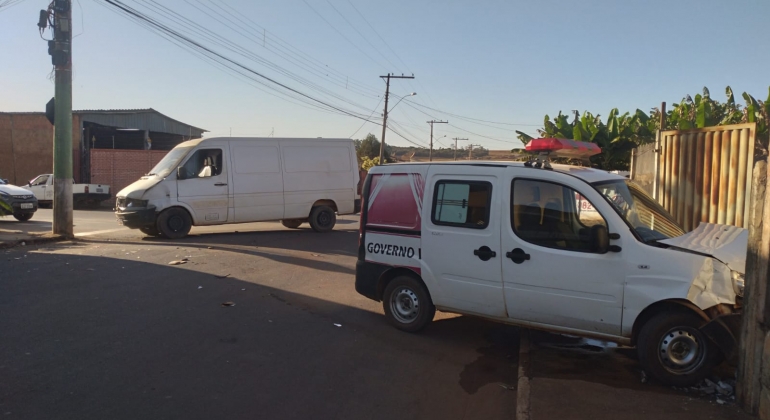  Ambulância do município de Lagoa Formosa transportando paciente colide contra van no Bairro Santa Cruz 