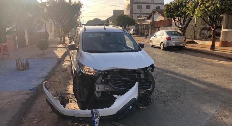 Mulher fica ferida após condutora de automóvel invadir parada obrigatória e atingir motocicleta 