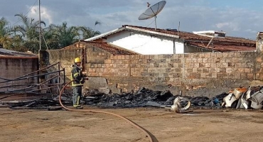 Incêndio em oficina mobiliza equipe do Corpo de Bombeiros em Patos de Minas