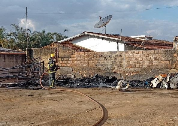 Incêndio em oficina mobiliza equipe do Corpo de Bombeiros em Patos de Minas