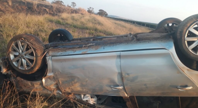 Motorista capota veículo na estrada dos Soares em Carmo do Paranaíba 