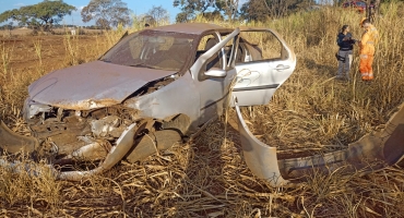 Quatro pessoas ficam feridas em capotamento de automóvel na BR-365 em Patos de Minas