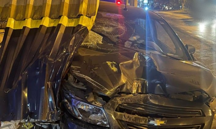 Trailer é destruído por veículo na Avenida JK em Patos de Minas 