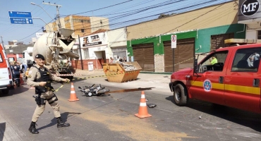 Motoqueiro morre após se envolver em acidente com automóvel no centro de Patos de Minas e cair debaixo de caminhão em movimento