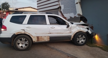 Motorista de 63 anos perde controle direcional e colide veículo contra muro de residência em Carmo do Paranaíba