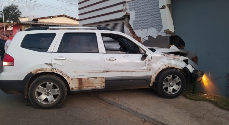 Motorista de 63 anos perde controle direcional e colide veículo contra muro de residência em Carmo do Paranaíba