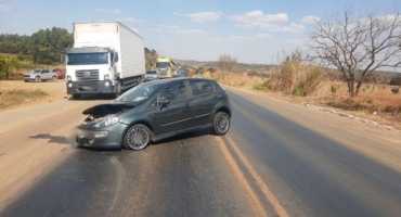 Durante conversão para entrar em estrada vicinal motorista provoca acidente na BR-354/352