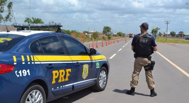 PRF intensifica fiscalização e orienta trânsito seguro de romeiros e veículos na BR-365