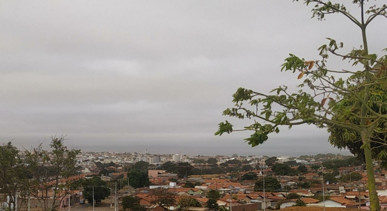 Carmo do Paranaíba - Chuva prevista para hoje não cai e nuvem de poeira toma conta da cidade