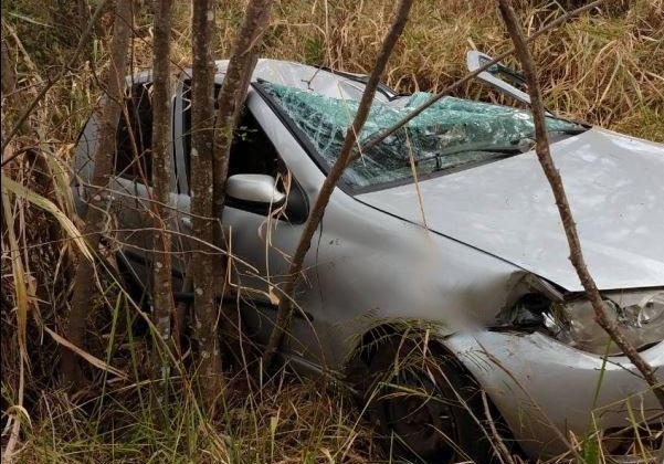 Condutora de 37 anos perde controle e capota veículo na BR-352/354