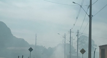 Carmo do Paranaíba – Fogo se alastra em pasto próximo ao cemitério municipal e Corpo de Bombeiros é acionado