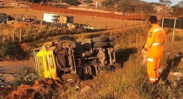 Caminhão tomba após colidir em carreta no entroncamento da BR-365 com MGC-354 em Patos de Minas